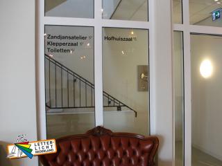 Glaspanelen voorzien van gesneden folie tekst